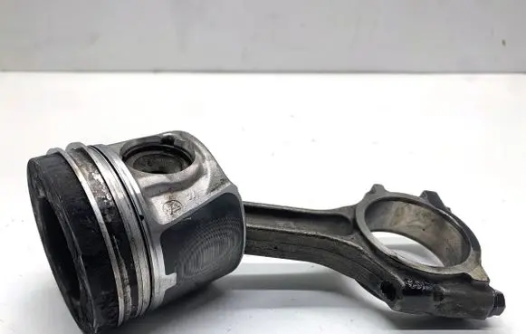 Nissan Qashqai Piston with connecting rod 