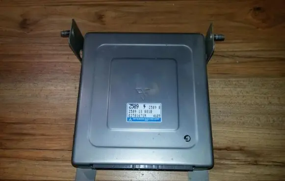 Mazda 323 Engine control unit/module z50918881b e2t81671m
