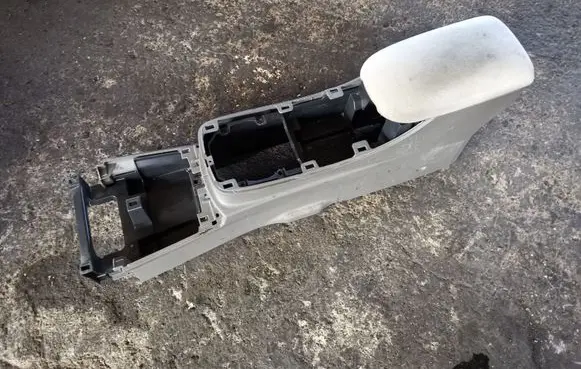Nissan Leaf I (ZE0) Armrest