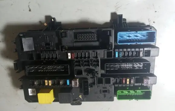 Opel Zafira B Fuse module 13222173