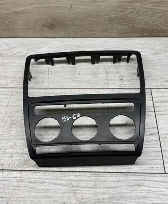 Skoda Octavia Mk2 (1Z) Radio/GPS head unit trim 1Z0858069A 00101
