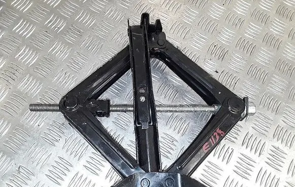 Ford C-MAX II Tool set f1cc17080aa