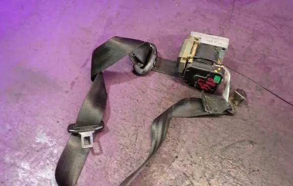 Skoda Fabia Mk1 (6Y) Front seatbelt 6y0857701a