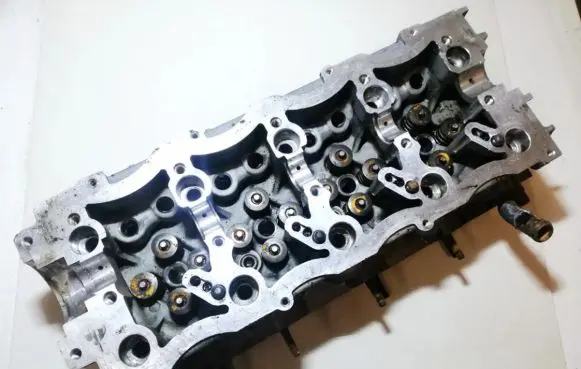 KIA Carens I Engine head l0350046l 0104050238b