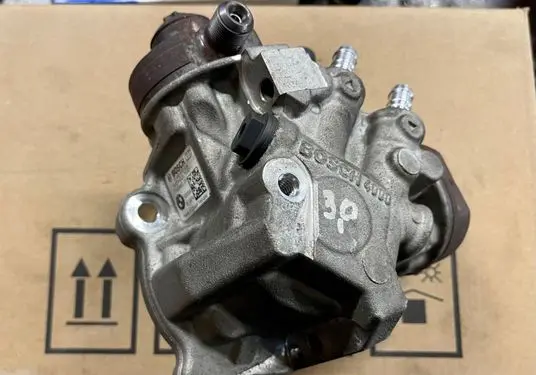 BMW 5 F10 F11 Fuel injection high pressure pump 7823463 0445010634