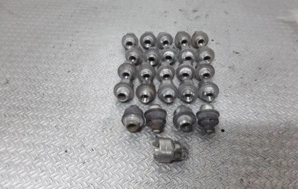 Toyota Corolla Verso AR10 Nuts/bolts 