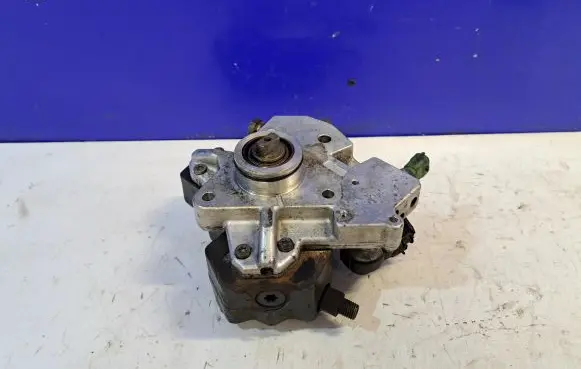 Volvo V70 Mechanical fuel pump 36001127 8692521