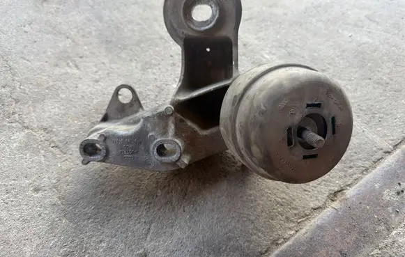 Audi A6 S6 C6 4F Engine mounting bracket 4F0199352N