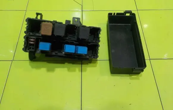 Nissan Navara D40 Fuse box set 63564005 13AB101