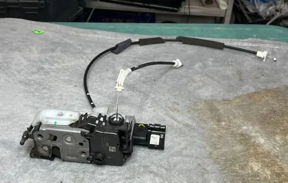 Peugeot 5008 II Rear glass lock/latch C92 9138AC