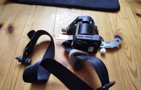 Nissan Micra Front seatbelt 33048951 86885AY321