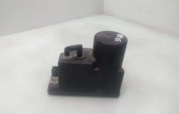 Audi A4 S4 B5 8D Central locking vacuum pump 4A0862257