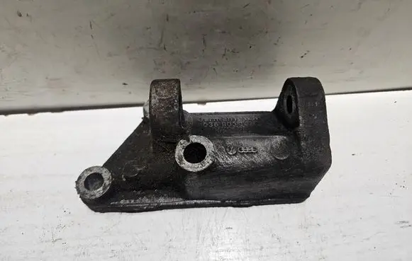 Engine mounting bracket