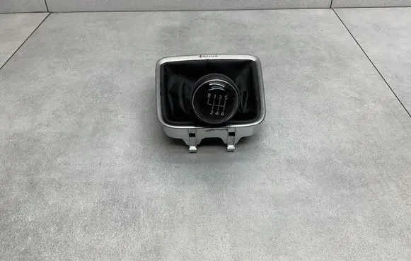 Volkswagen Tiguan Gear lever shifter trim leather/knob 5N0711113Q