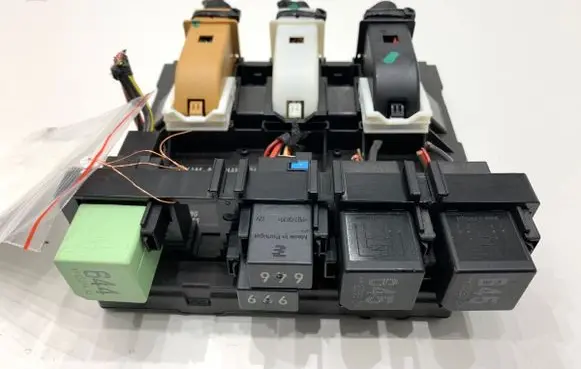 Volkswagen PASSAT CC Central body control module 3AA937087J