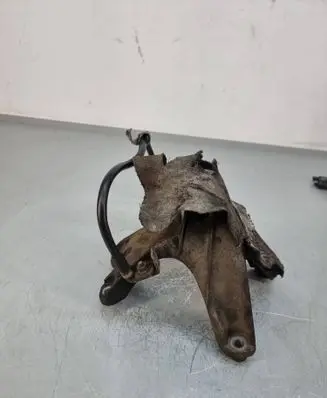 Engine mounting bracket