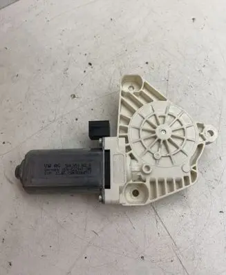 Volkswagen PASSAT B8 Front door window regulator motor 5Q4959802B