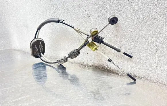 Opel Insignia A Gear shift cable linkage 55560991
