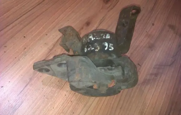 Mazda 323 Engine mount bracket