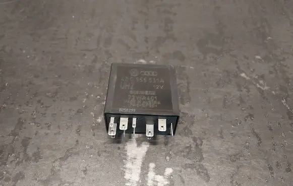 Volkswagen PASSAT B5.5 Other relay 4B0955531A 377