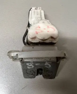 Suzuki Swift I Tailgate/trunk/boot lock/catch/latch B6765
