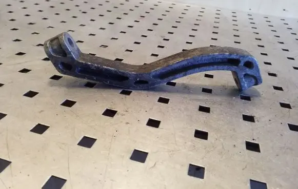 Volkswagen Touran I Engine mounting bracket 1K0199359E
