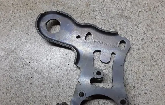 Engine mounting bracket