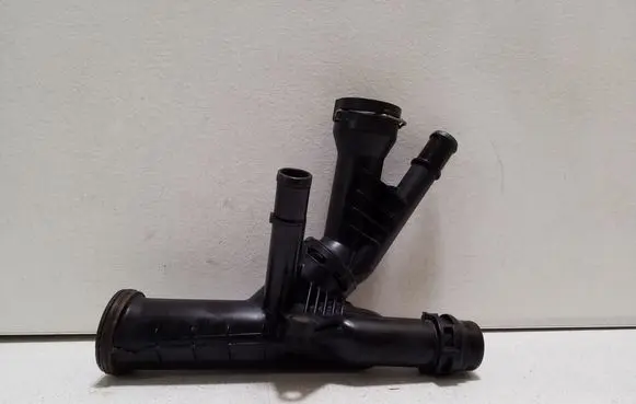 Volkswagen PASSAT B8 Engine coolant pipe/hose 04L121026Q
