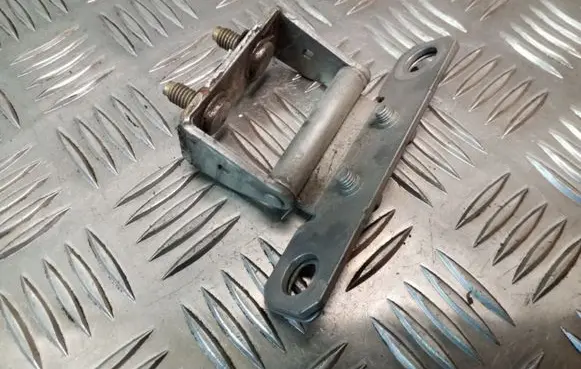 Infiniti FX Tailgate/trunk/boot hinge