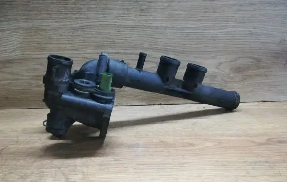 Volkswagen PASSAT B5 Thermostat/thermostat housing 071121133 071121085B 071121121