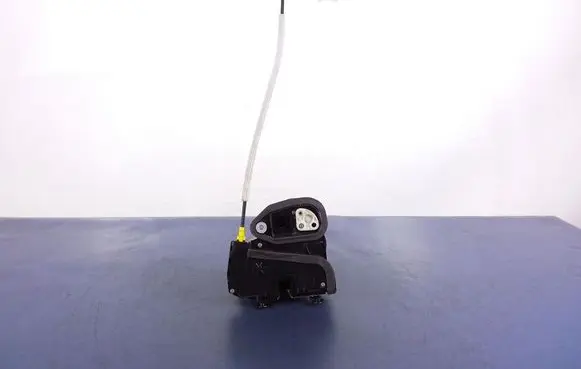 Cadillac CTS Front door lock 13598360