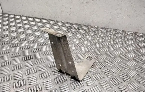 Fender mounting bracket