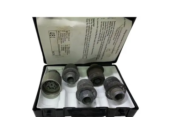 Toyota RAV 4 (XA40) Anti-theft wheel nuts and lock PZ44AKEV90600