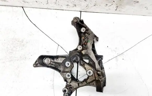 Volvo S40, V40 Engine mounting bracket 7700113577