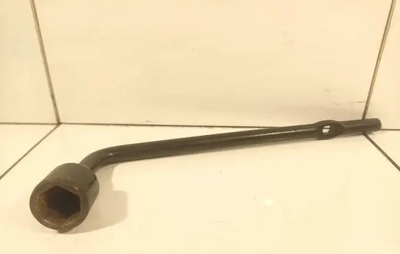 Hyundai Santa Fe Wheel nut wrench 