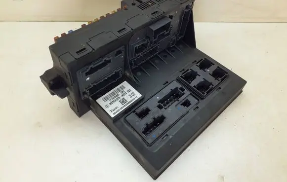 Mercedes-Benz CLS C219 Fuse module 2115458901