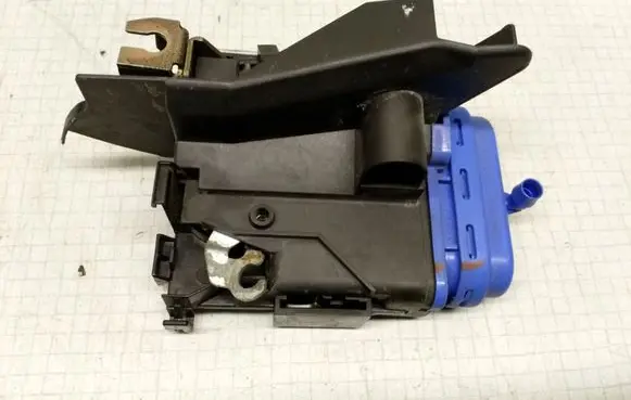 Audi A3 S3 8L Rear door lock 8D0839015A