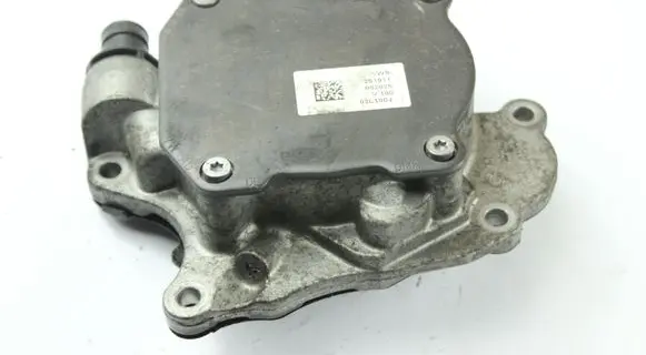 Volkswagen Golf VI Vacuum pump 03L145207 03L100J