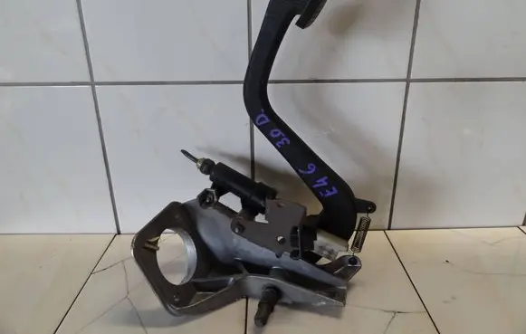 BMW 3 E46 Clutch pedal 35.11-1163863 35.31-1163870