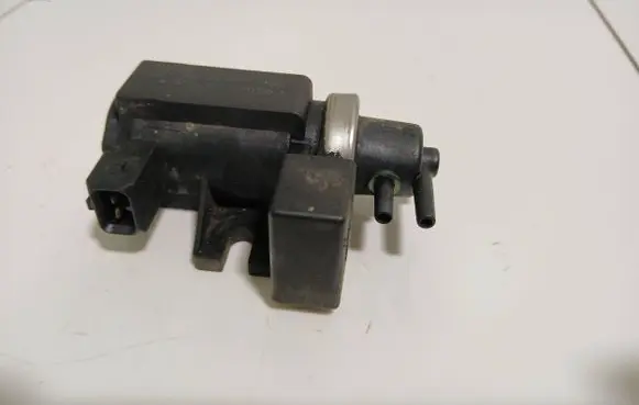 BMW 5 E39 Turbo solenoid valve 72279600 2247906
