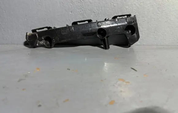 Toyota Hilux (AN10, AN20, AN30) Front bumper mounting bracket 521150K070
