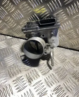 Toyota Avensis T270 Throttle valve 261000R020