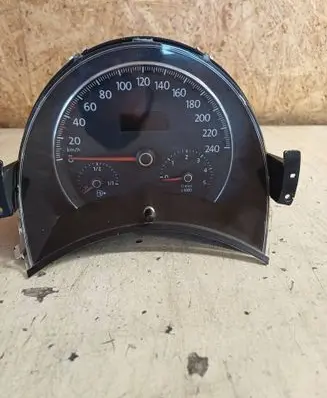 Volkswagen New Beetle Speedometer (instrument cluster) 1C0920400J