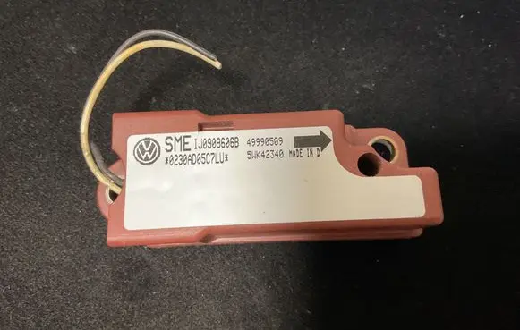 Skoda Octavia Mk1 (1U) Airbag deployment crash/impact sensor 1J0909606B 49990509 0230AD05C7LU