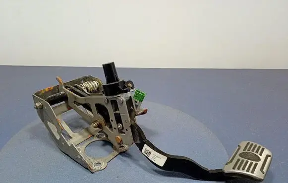 Accelerator throttle pedal