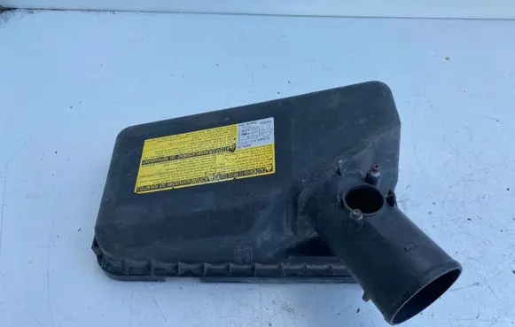 Toyota Avensis T220 Air filter box cover 2202027010