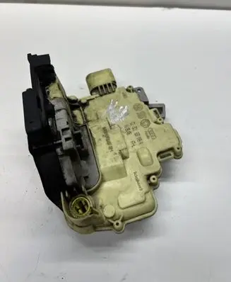 Volkswagen PASSAT B6 Front door lock 3C1837015A
