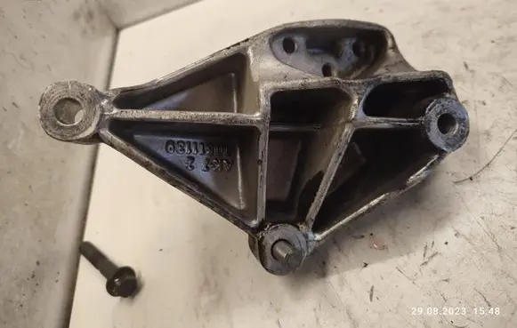Volvo S40, V40 Engine mounting bracket 30811139