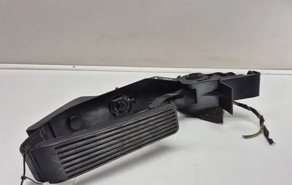 Mercedes-Benz C W203 Accelerator throttle pedal A2113000404