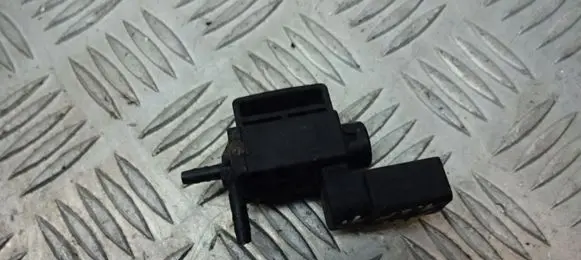 Volkswagen Golf V Valve vacuum 037906283C